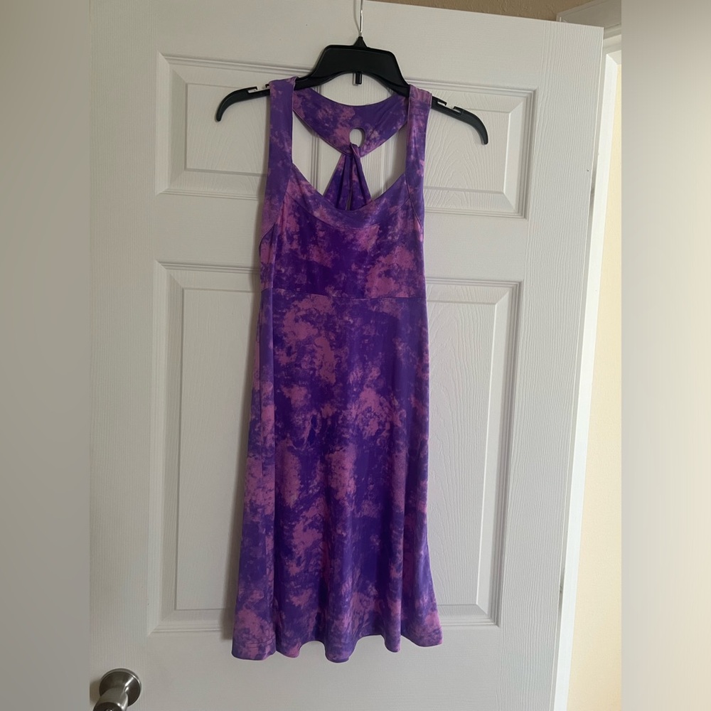 Beautiful color, sports dress like new